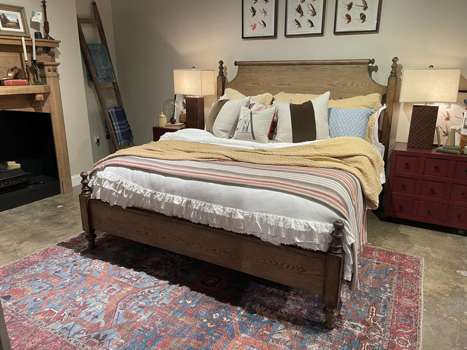 Vintage Market - Sleigh Footboard Queen With 4 Slats - Barnwood Oak